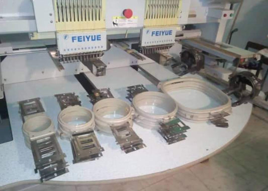 Bordadora Industrial Dos Cabezas FEIYUE 1202 Usada + Kit Gorra Model: 2011 - Commercio